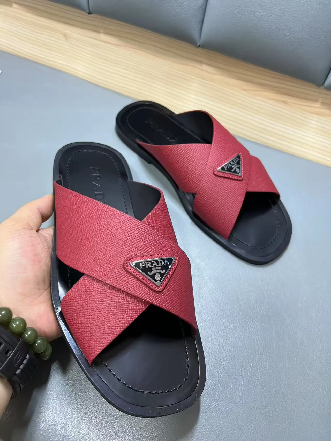340💰PRADA Prada’s latest slippers are synchronized with the official website. This slipper is made of the brand’s unique and iconic Saffiano leather. The brand logo jumps out from the double straps, and the brand style is clearly visible. Cowhide gives men elegant charm and functional design, making it an ideal choice for vacation and leisure. Size:38-45